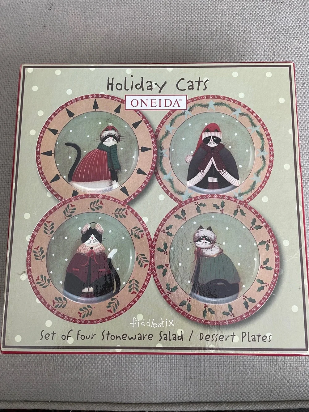 4 Oneida Holiday Cats Stoneware Plates. Winter. Original box and packaging.